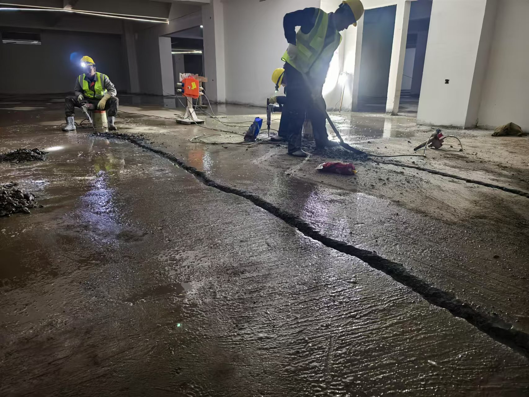 地下室堵漏速凝水泥使用方法