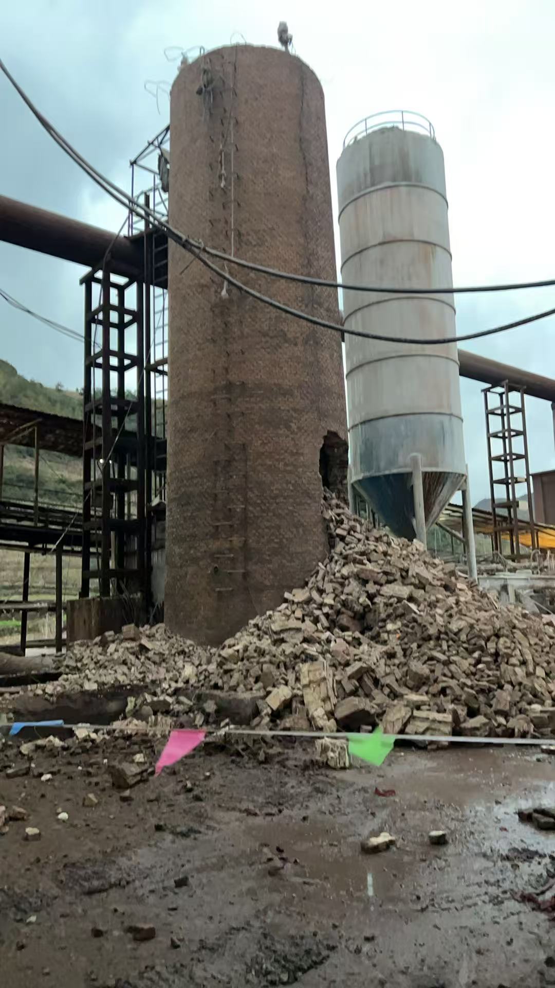 砖烟囱定向爆破拆除要点