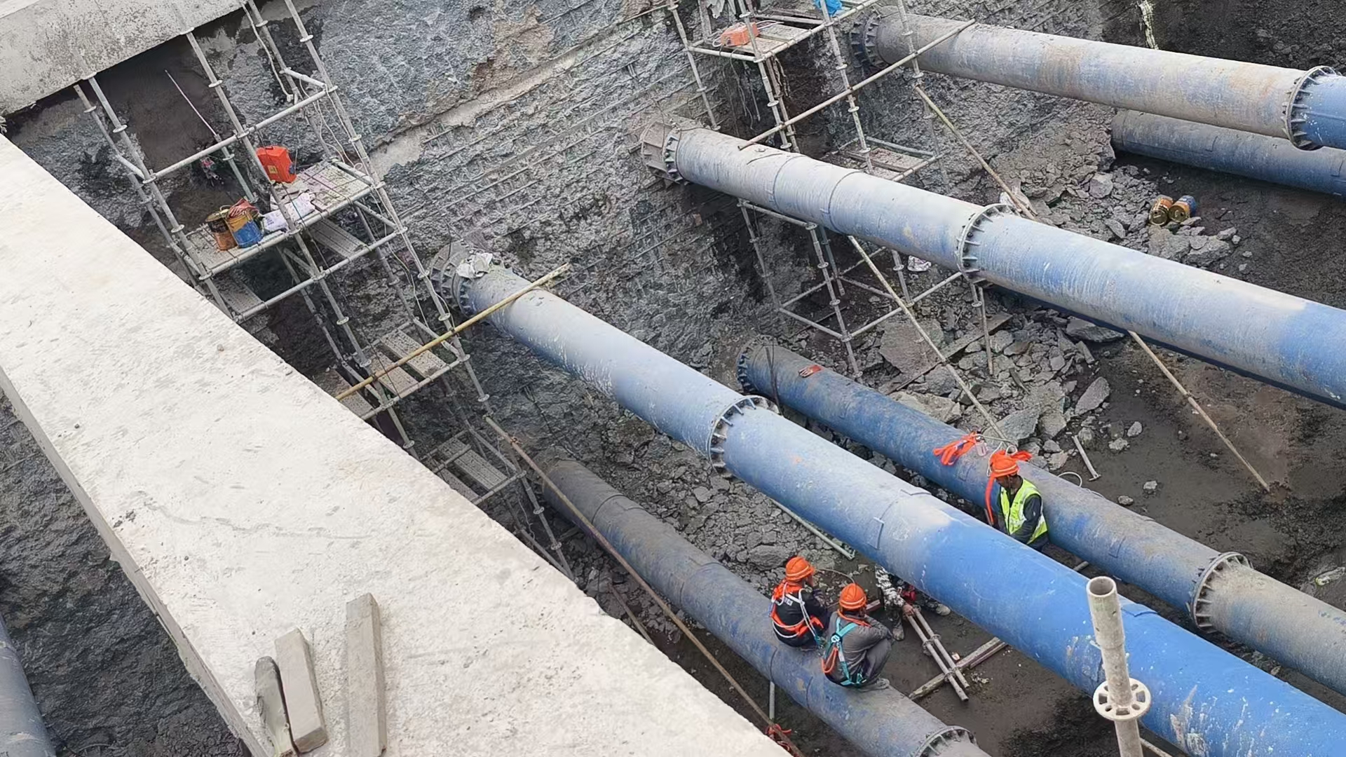 新建楼宇电梯井预埋管堵漏