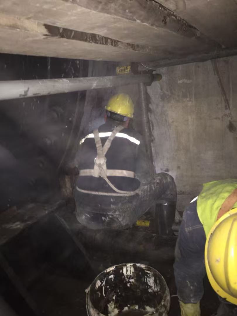 地下室电梯井底板堵漏