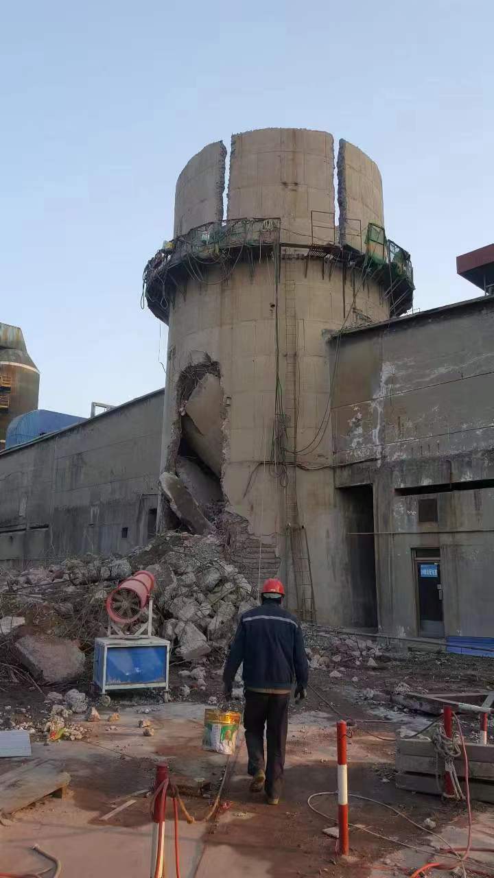 不同高度砖烟囱拆除技巧